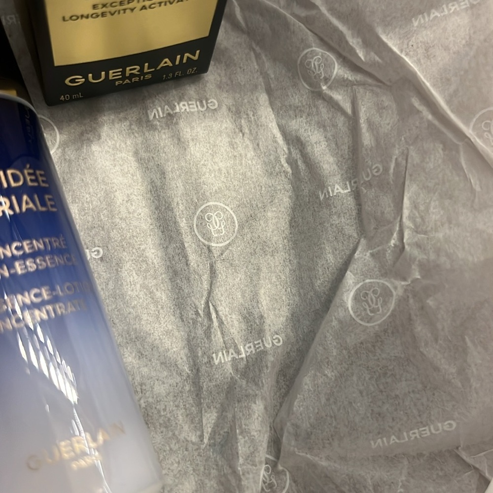 Guerlain Paris Beauty Bundle and Pouch - Picture 7 of 12